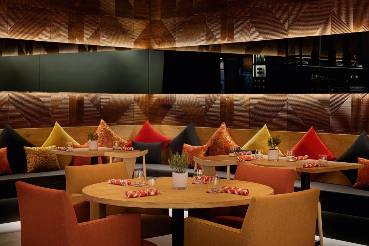The Westin City Centre Bahrain Manama Exteriör bild The interior of the restaurant