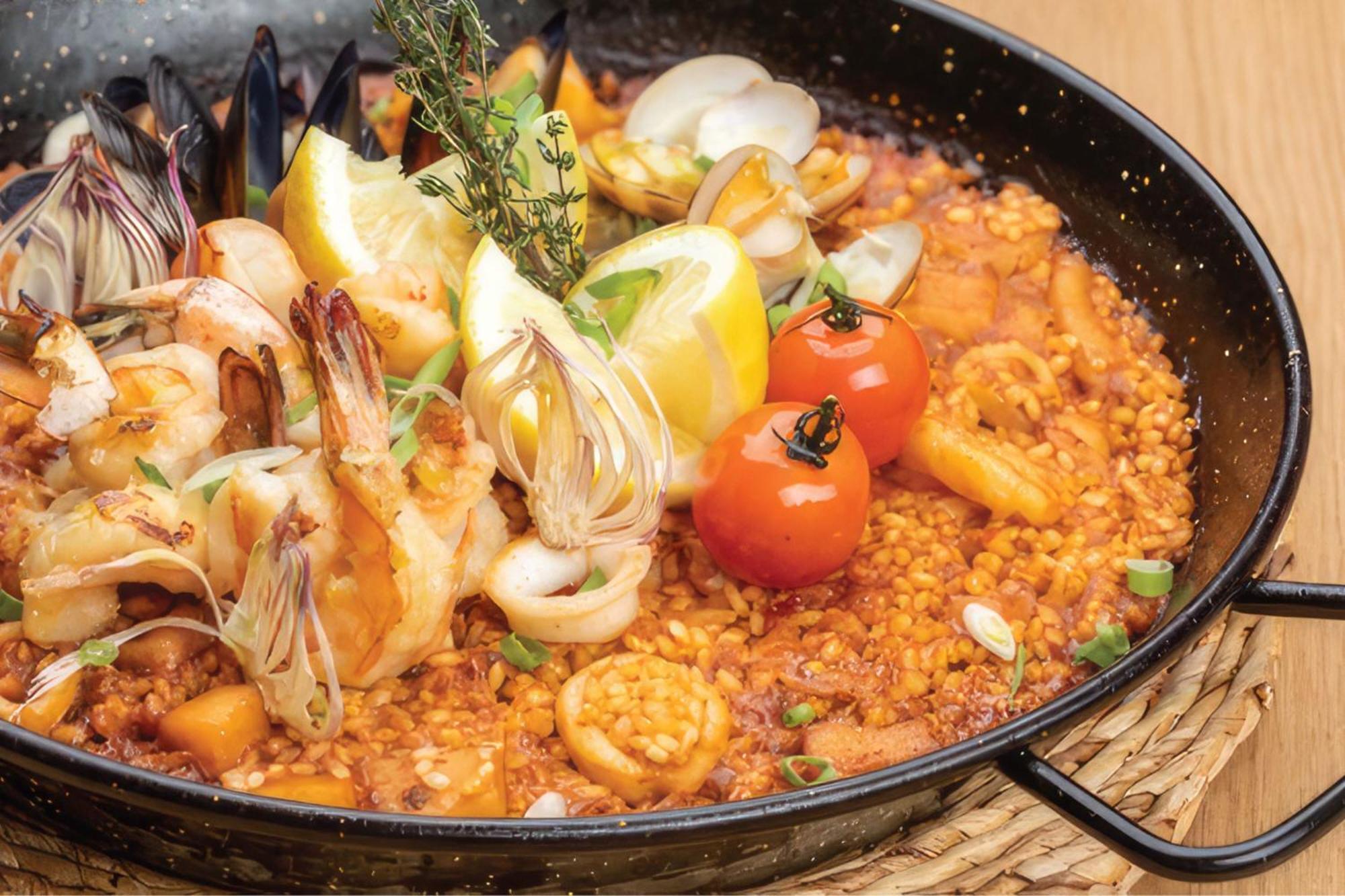 The Westin City Centre Bahrain Manama Exteriör bild Paella Valenciana