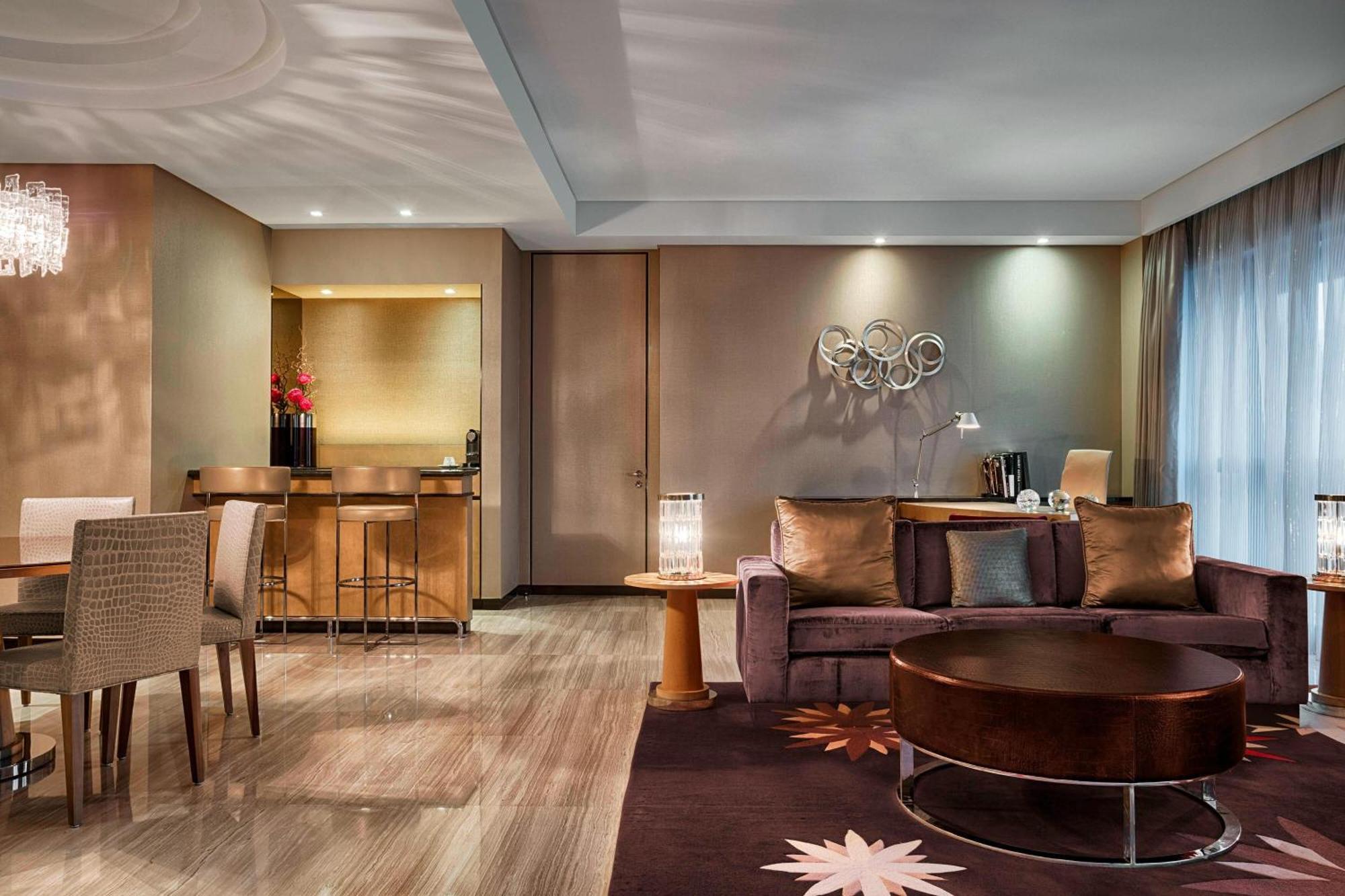 The Westin City Centre Bahrain Manama Exteriör bild A suite at the hotel