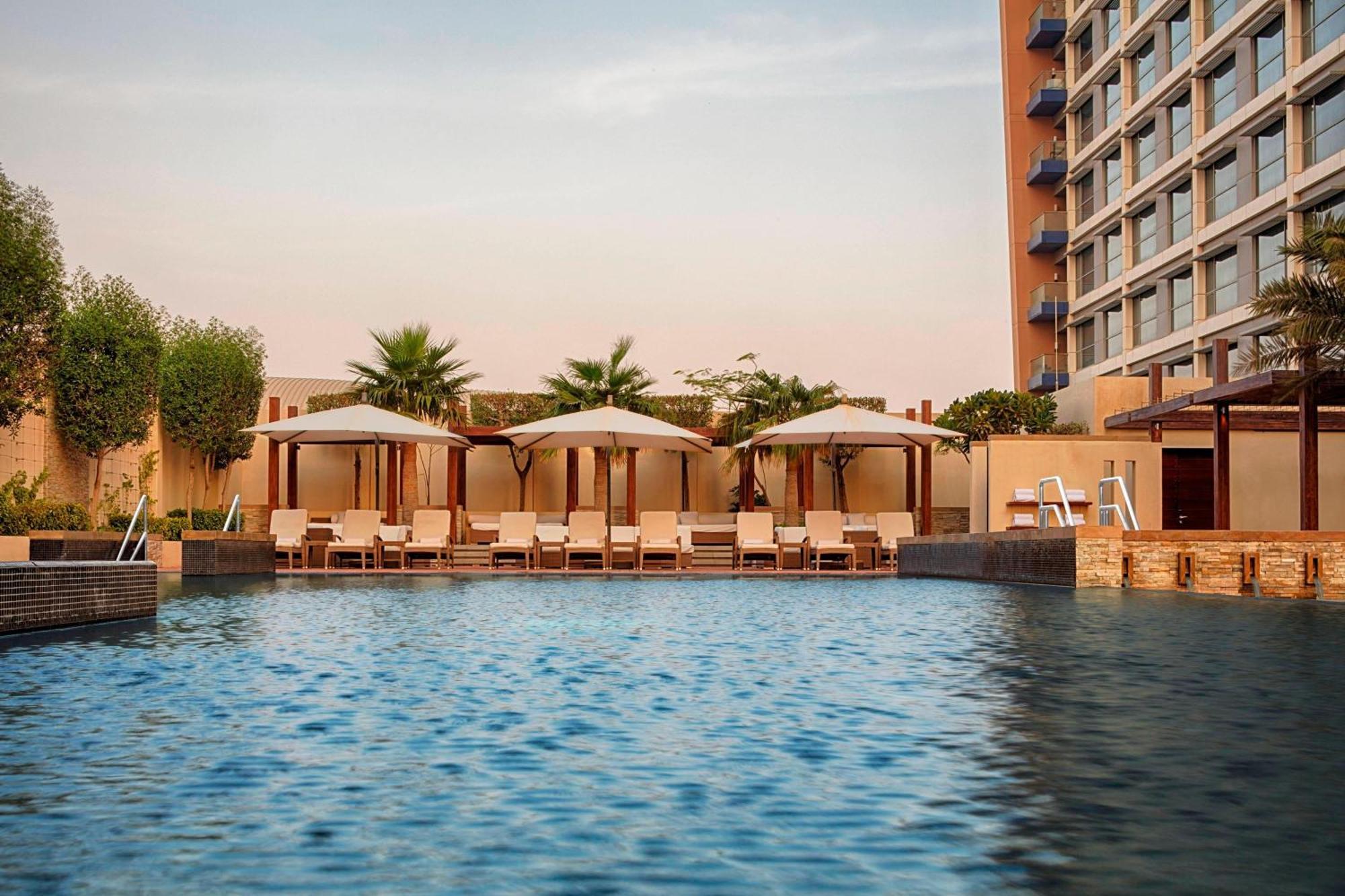 The Westin City Centre Bahrain Manama Exteriör bild The swimming pool at the hotel